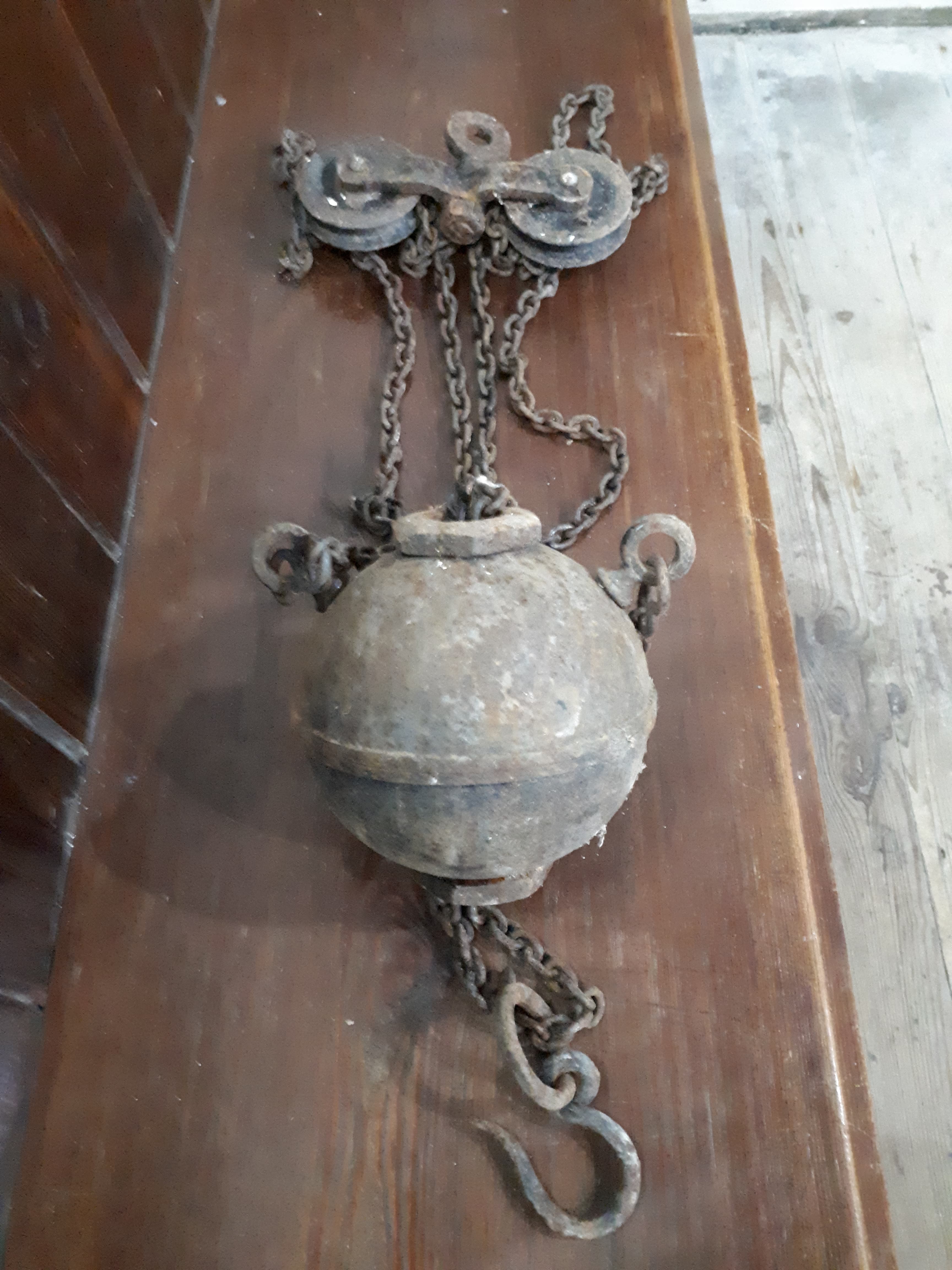 The rise-and-fall pulley mechanism for the Victorian lamps